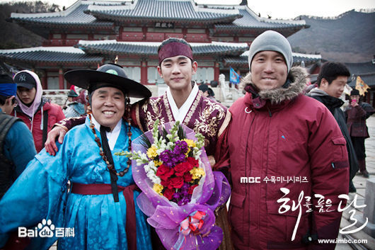 金秀贤(Kim Soo Hyun、キム スヒョン)剧组花絮素颜照相册