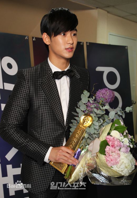 金秀贤(Kim Soo Hyun、キム スヒョン)百想艺术大赏(2012)性感图片图集