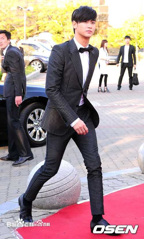 金秀贤(Kim Soo Hyun、キム スヒョン)百想艺术大赏(2012)性感图片图集