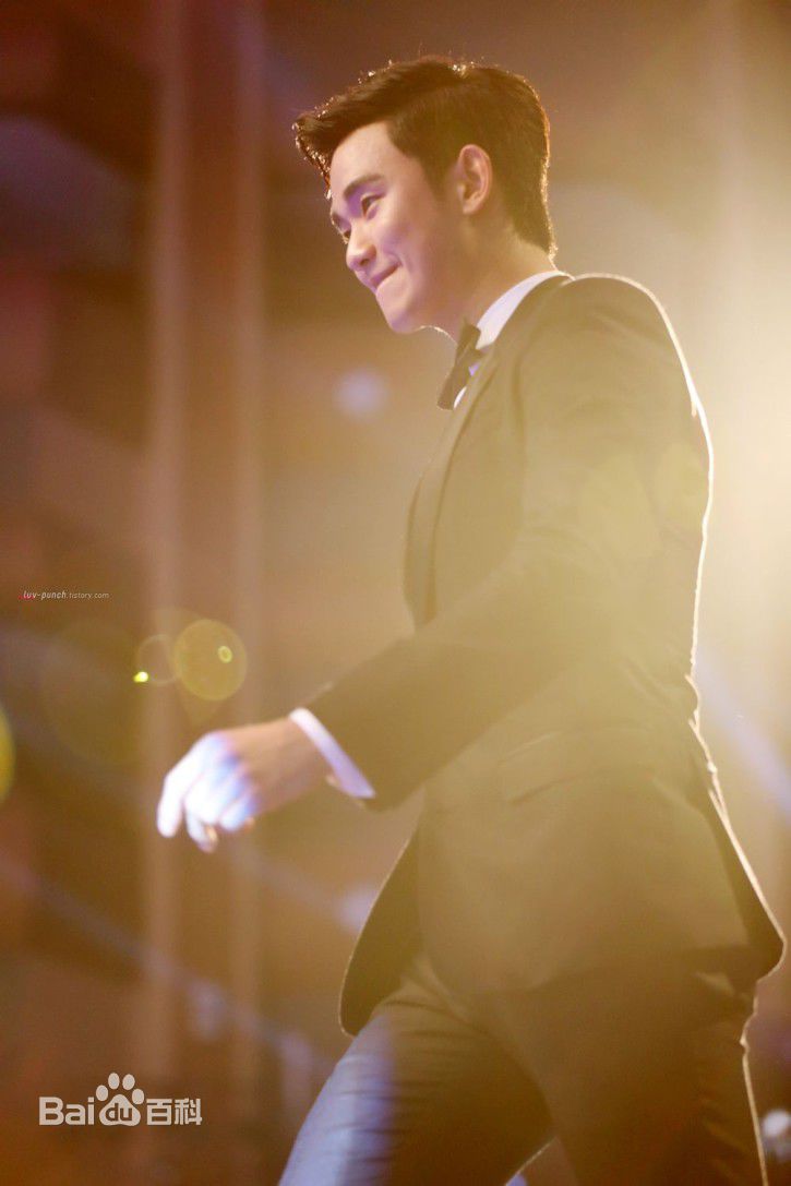 金秀贤(Kim Soo Hyun、キム スヒョン)百想艺术大赏(2014)前后照片