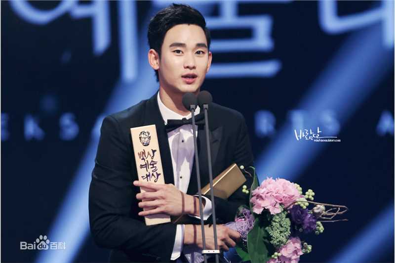 金秀贤(Kim Soo Hyun、キム スヒョン)百想艺术大赏(2014)前后照片
