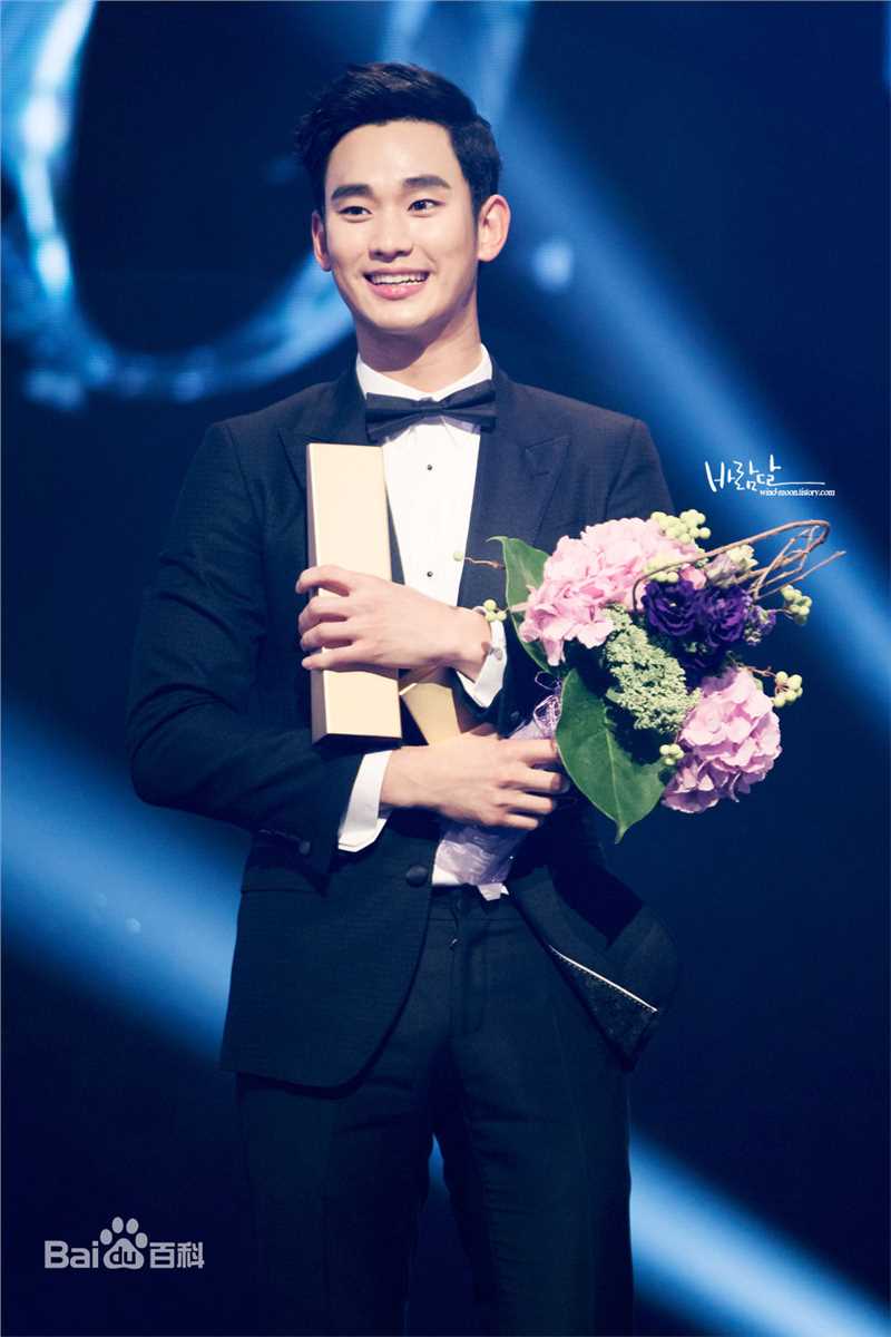 金秀贤(Kim Soo Hyun、キム スヒョン)百想艺术大赏(2014)前后照片