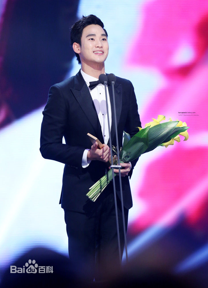 金秀贤(Kim Soo Hyun、キム スヒョン)百想艺术大赏(2014)前后照片