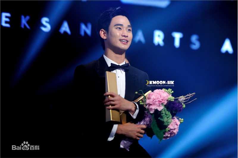 金秀贤(Kim Soo Hyun、キム スヒョン)百想艺术大赏(2014)前后照片