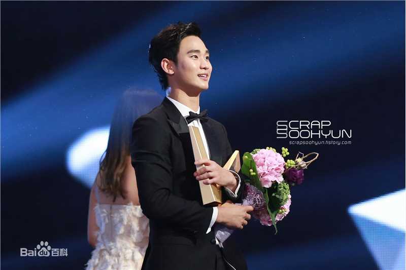 金秀贤(Kim Soo Hyun、キム スヒョン)百想艺术大赏(2014)前后照片
