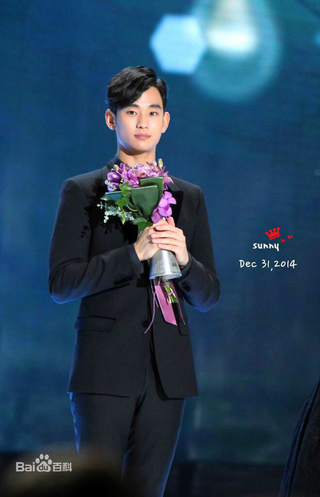 金秀贤(Kim Soo Hyun、キム スヒョン)S演技大赏(2014)前后照片