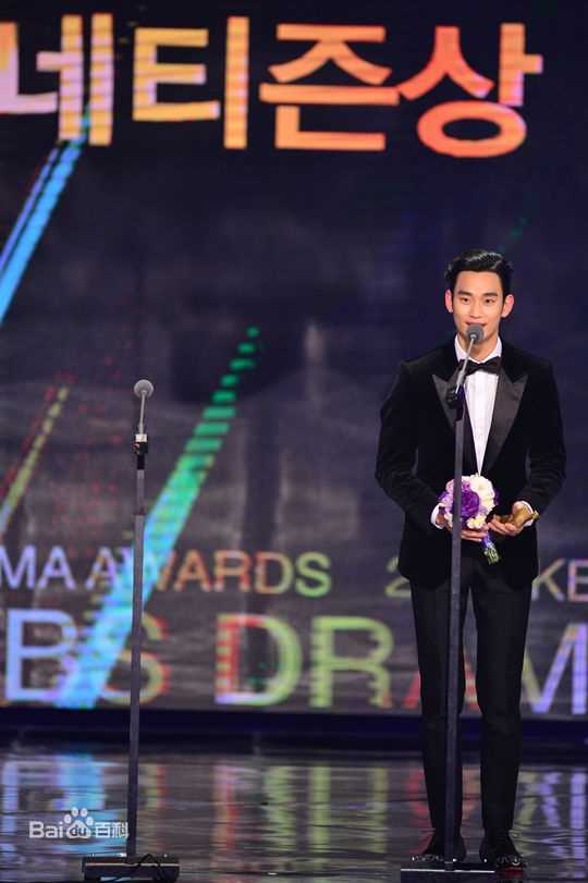 金秀贤(Kim Soo Hyun、キム スヒョン)KBS演技大赏(2015)前后照片