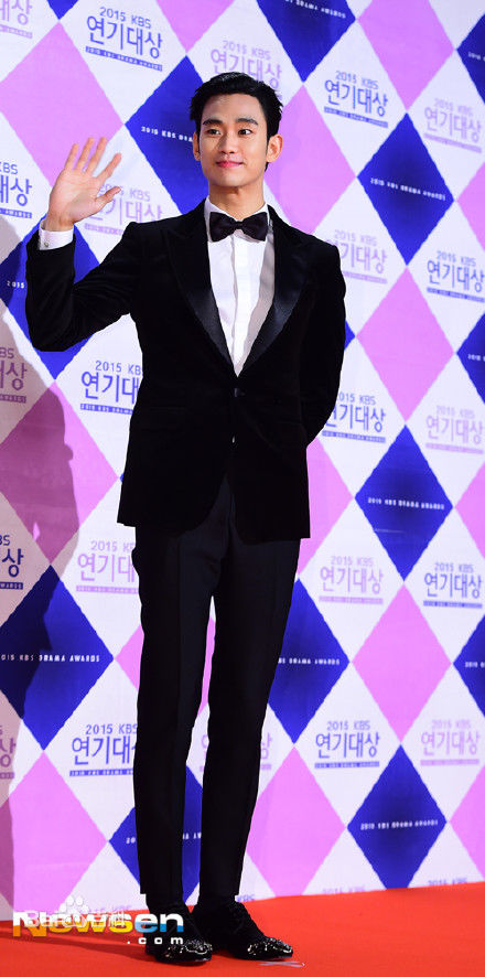 金秀贤(Kim Soo Hyun、キム スヒョン)KBS演技大赏(2015)前后照片
