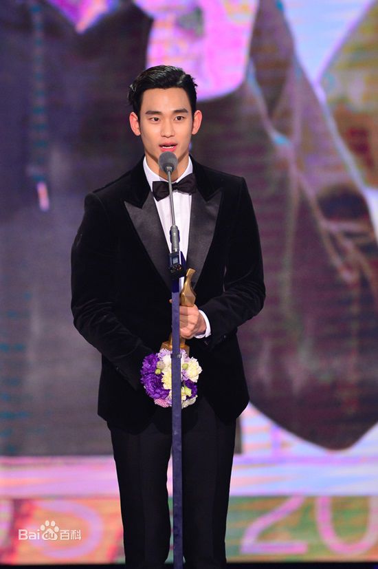 金秀贤(Kim Soo Hyun、キム スヒョン)KBS演技大赏(2015)前后照片