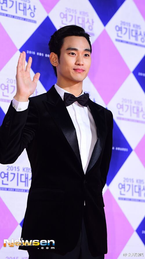 金秀贤(Kim Soo Hyun、キム スヒョン)KBS演技大赏(2015)前后照片
