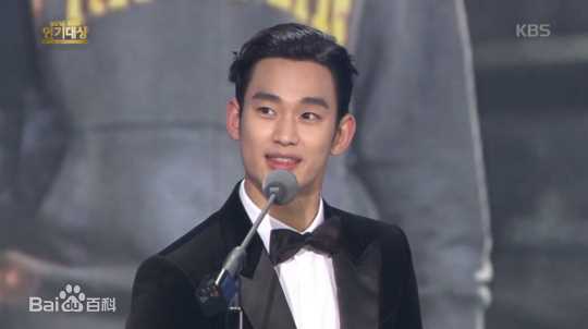 金秀贤(Kim Soo Hyun、キム スヒョン)KBS演技大赏(2015)前后照片