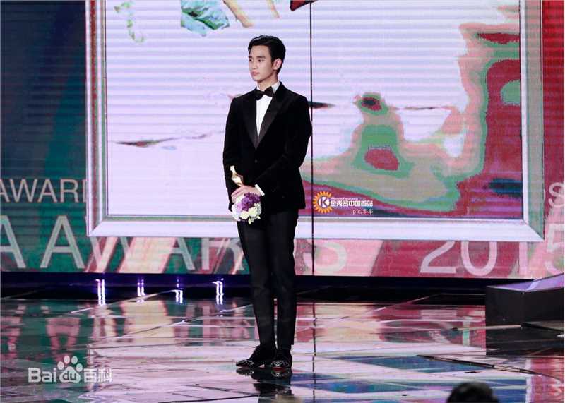 金秀贤(Kim Soo Hyun、キム スヒョン)KBS演技大赏(2015)前后照片