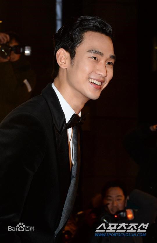 金秀贤(Kim Soo Hyun、キム スヒョン)KBS演技大赏(2015)前后照片