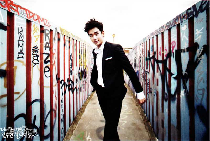 金秀贤(Kim Soo Hyun、キム スヒョン)在《Harper's Bazaar》中的