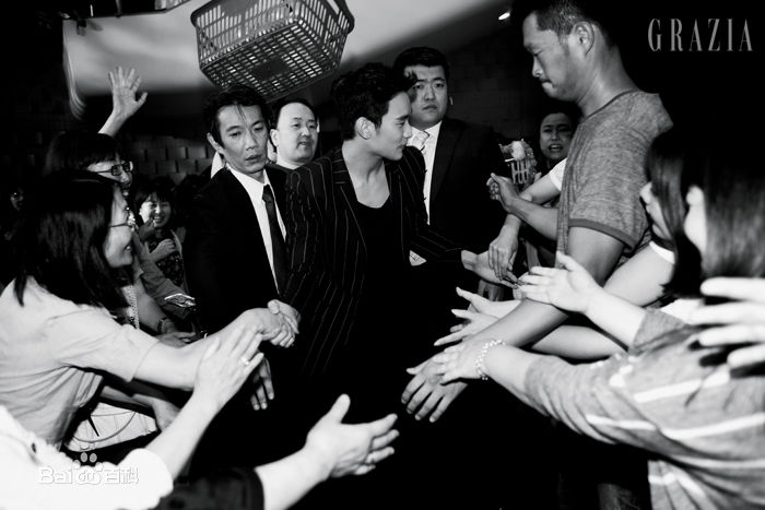 金秀贤(Kim Soo Hyun、キム スヒョン)在《Grazia》中的