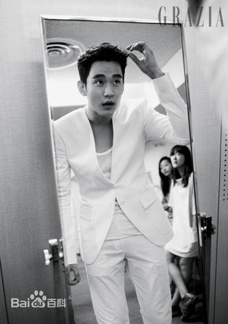 金秀贤(Kim Soo Hyun、キム スヒョン)在《Grazia》中的