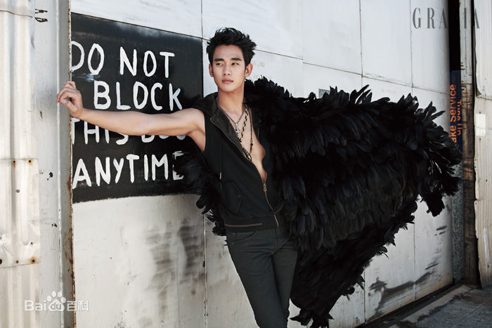 金秀贤(Kim Soo Hyun、キム スヒョン)在《Grazia》中的