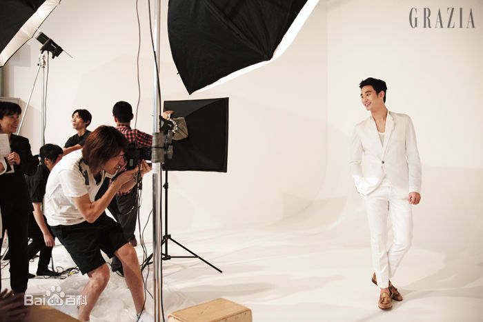 金秀贤(Kim Soo Hyun、キム スヒョン)在《Grazia》中的