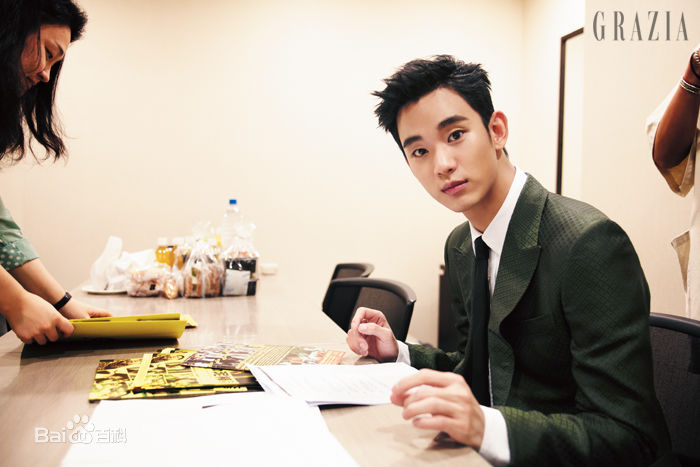 金秀贤(Kim Soo Hyun、キム スヒョン)在《Grazia》中的