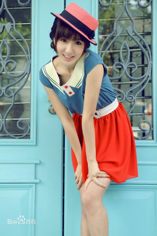 娄艺潇(Loura)最新照壁纸