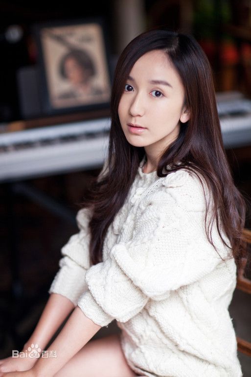 娄艺潇(Loura)最新照壁纸