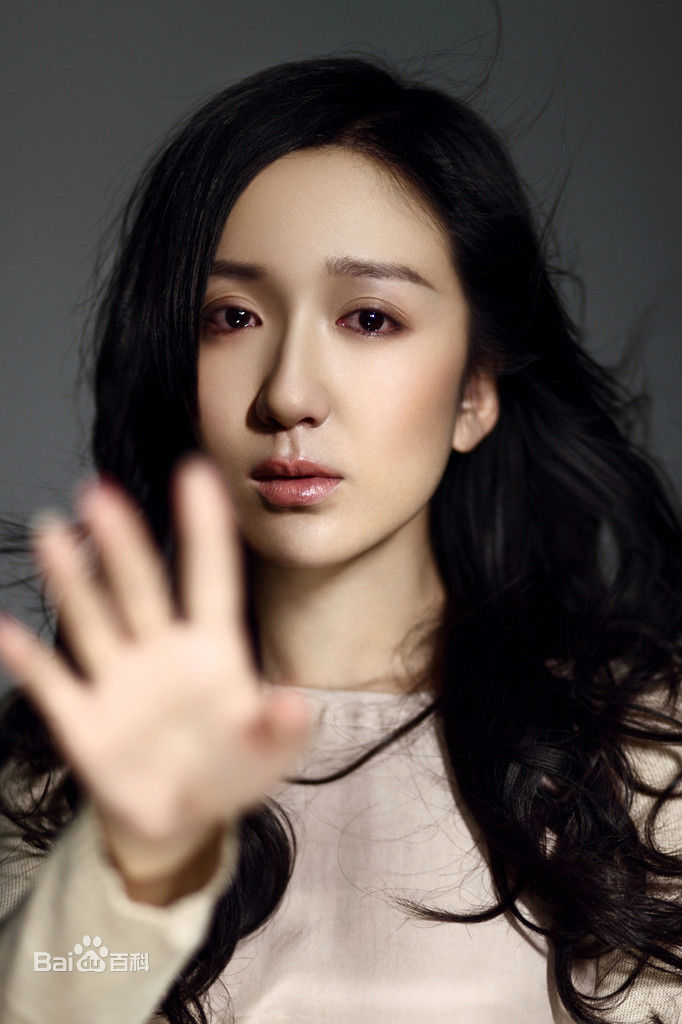 娄艺潇(Loura)最新照壁纸