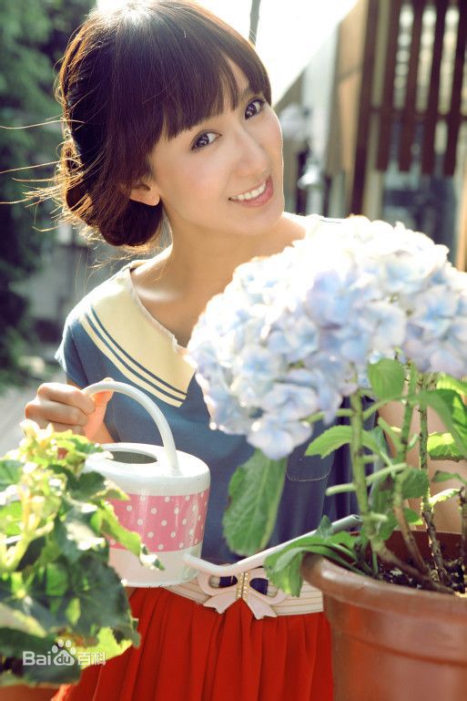 娄艺潇(Loura)最新照壁纸