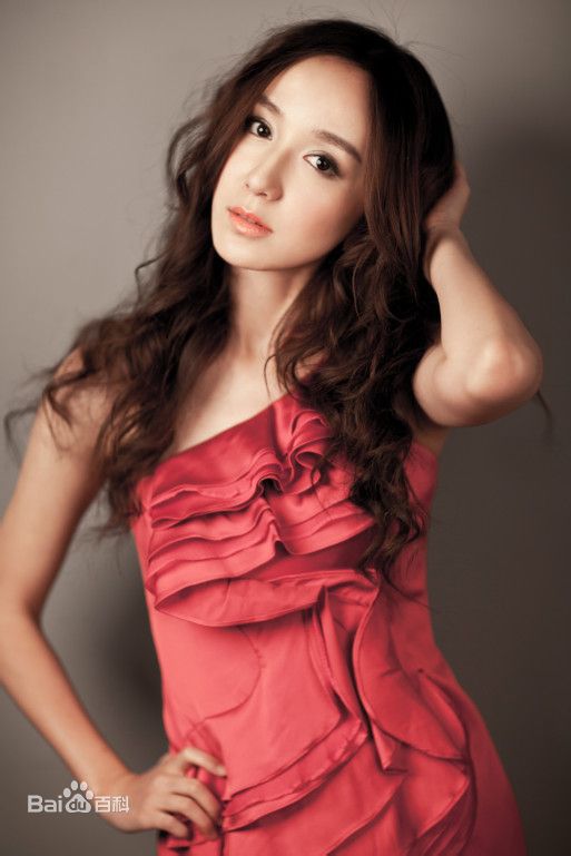 娄艺潇(Loura)最新照壁纸