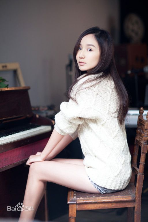 娄艺潇(Loura)最新照壁纸