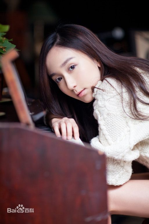 娄艺潇(Loura)最新照壁纸