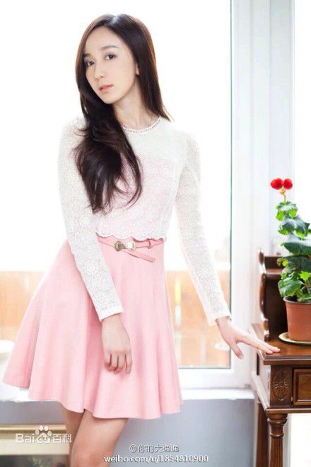 娄艺潇(Loura)最新照壁纸