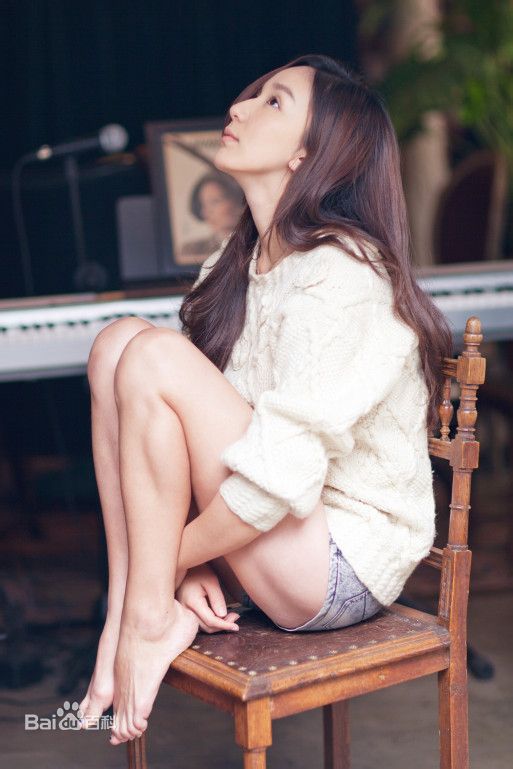 娄艺潇(Loura)最新照壁纸