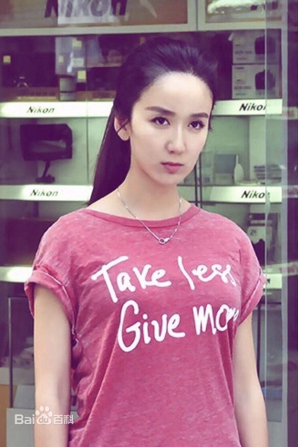 娄艺潇(Loura)在《你是我的姐妹》中的