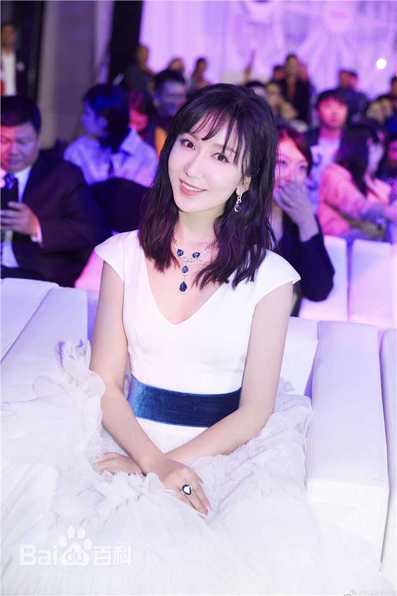 娄艺潇(Loura)出席活动性感图片图集