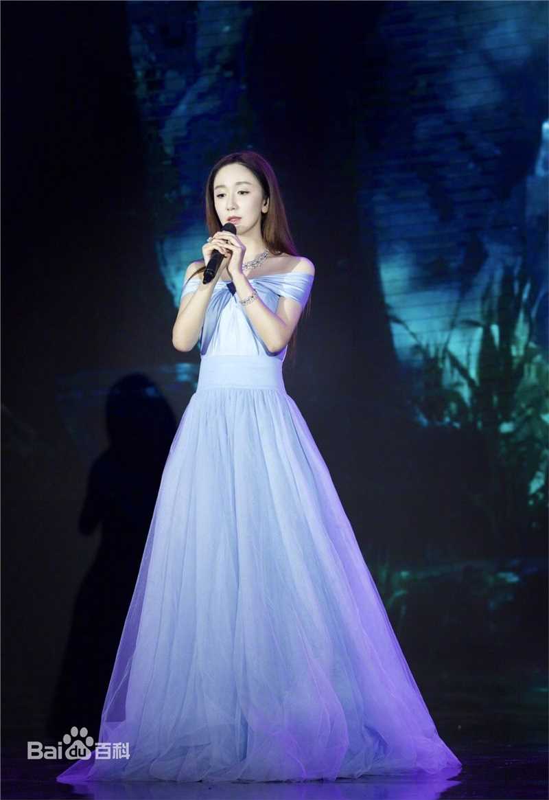 娄艺潇(Loura)出席活动性感图片图集