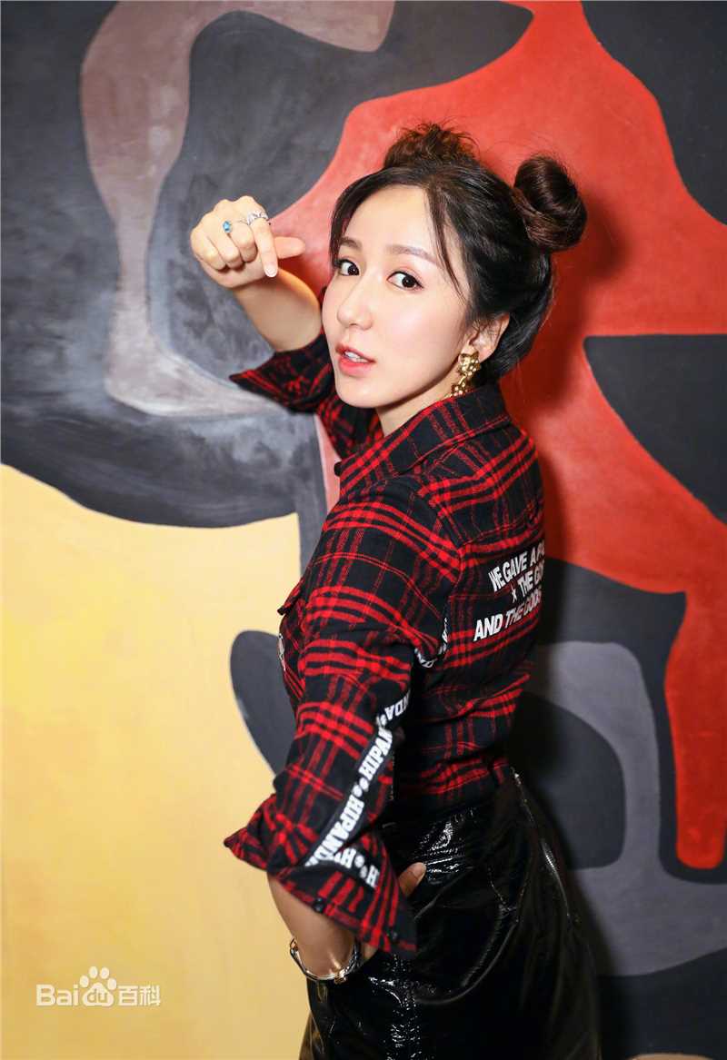 娄艺潇(Loura)出席活动性感图片图集