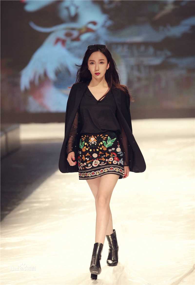 娄艺潇(Loura)一年级素颜照相册