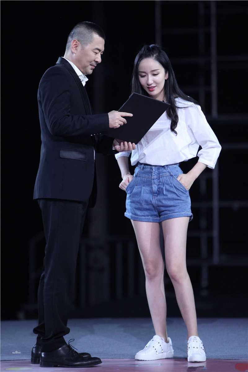 娄艺潇(Loura)一年级素颜照相册