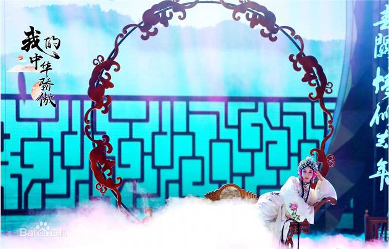 娄艺潇(Loura)晚会生活照