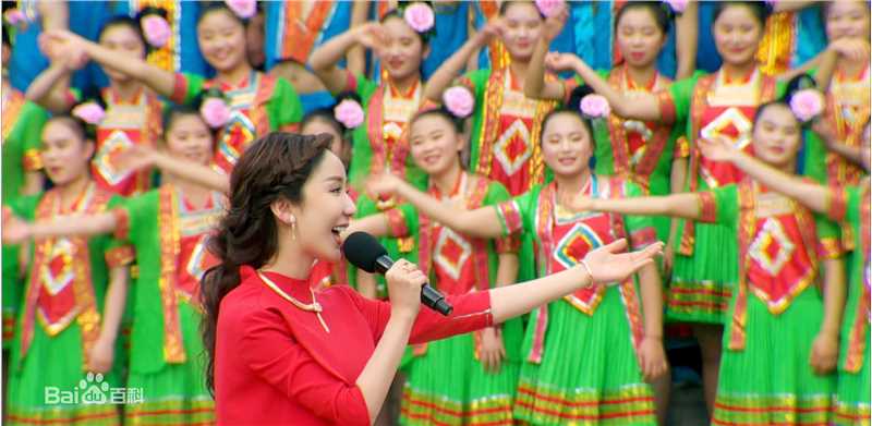 娄艺潇(Loura)晚会生活照