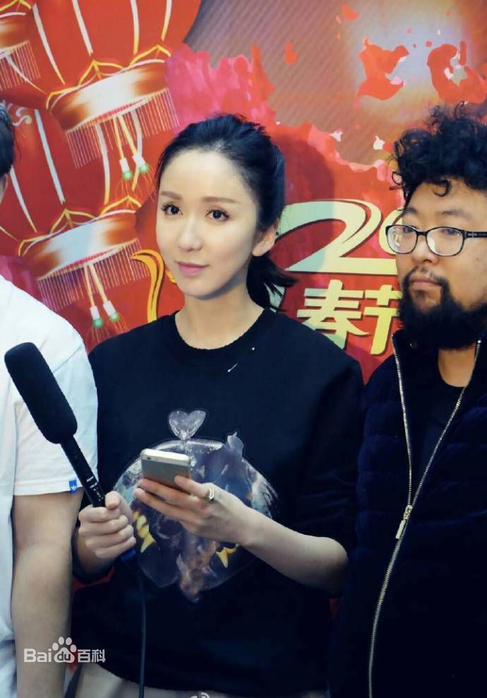 娄艺潇(Loura)晚会生活照