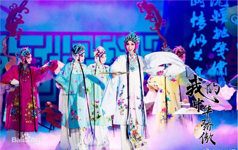 娄艺潇(Loura)晚会生活照