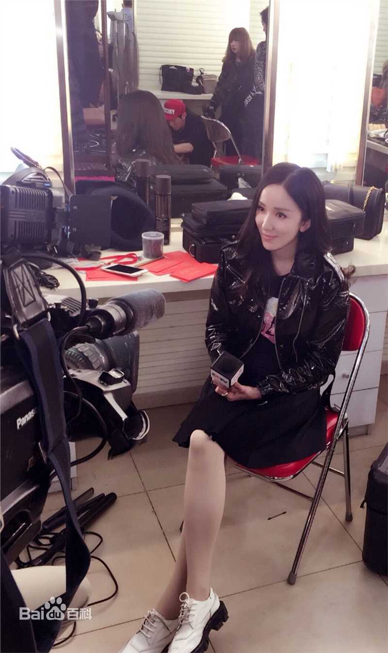 娄艺潇(Loura)晚会生活照