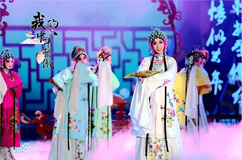 娄艺潇(Loura)晚会生活照