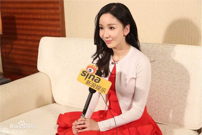 娄艺潇(Loura)晚会生活照