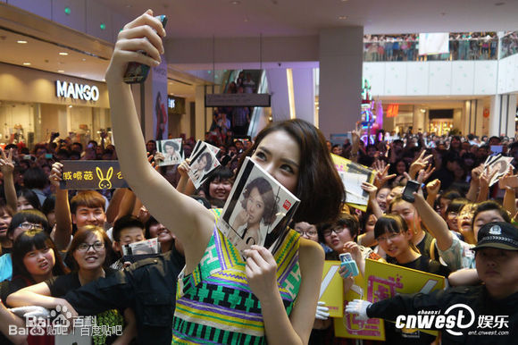 精选戚薇(Stephy)在《L To V秘密》全国签售中的图册