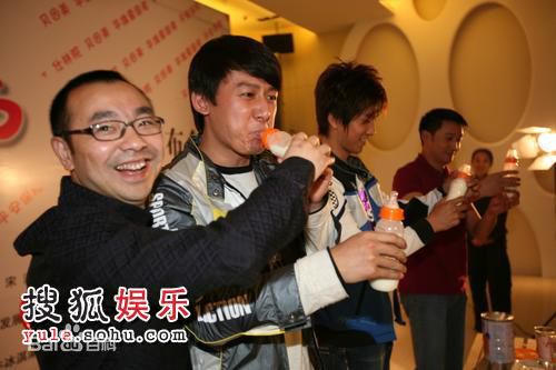 吕行参加活动的照片