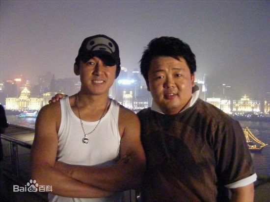 吕行参加活动的照片