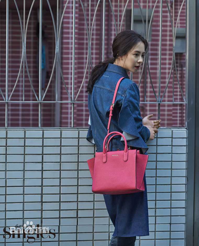 精选宋智孝(Song Ji Hyo<i>（艺名）</i>、 、Cheon Seong Im<i>（出生名）</i>、 、Cheon su-yeon<i>（现用名）</i>)在《Singles》中的图册