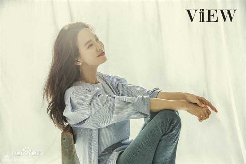 高清宋智孝(Song Ji Hyo<i>（艺名）</i>、 、Cheon Seong Im<i>（出生名）</i>、 、Cheon su-yeon<i>（现用名）</i>)在《VIEW》中的图集